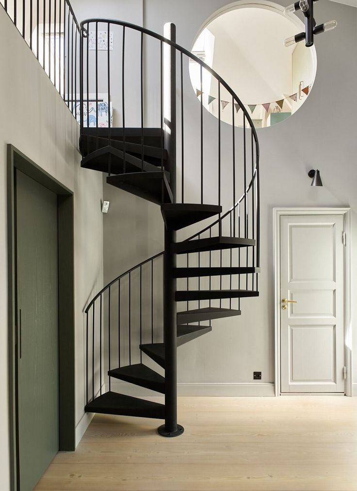 Mẫu cầu thang tân cổ điển xoay tròn