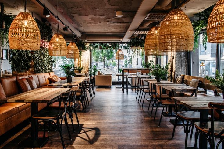 Nhà hàng chay nổi bật với những món đồ nội thất bằng gỗ cùng cây xanh