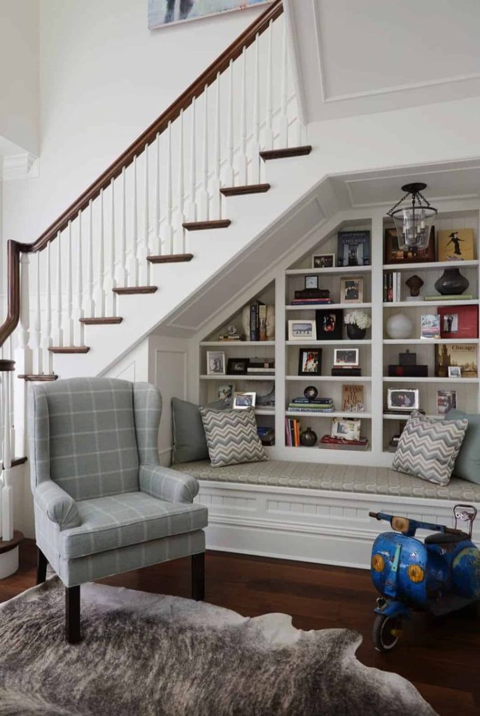 Mẫu tủ gầm cầu thang để đồ trang trí