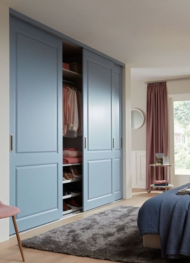 Mẫu tủ quần áo tân cổ điển cửa lùa màu xanh pastel