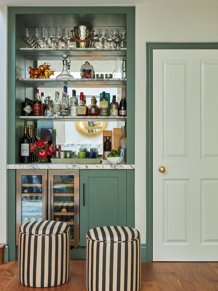 Mẫu tủ rượu tân cổ điển đơn giản, sang trọng